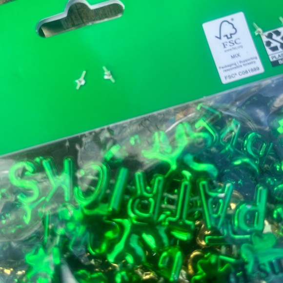 NEW ST. PATRICKS DAY ADULT PARTY FAVORS BUNDLE OF 2 (BUTTONS & NECKLACES) 40 CT - Picture 8 of 9